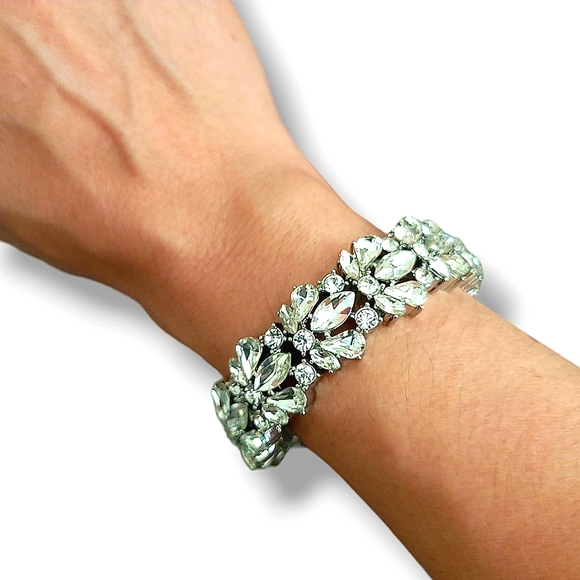 Charter Club | NWOT Stunning Silver Tone Crystal Stone Stretch Bracelet - Picture 1 of 5